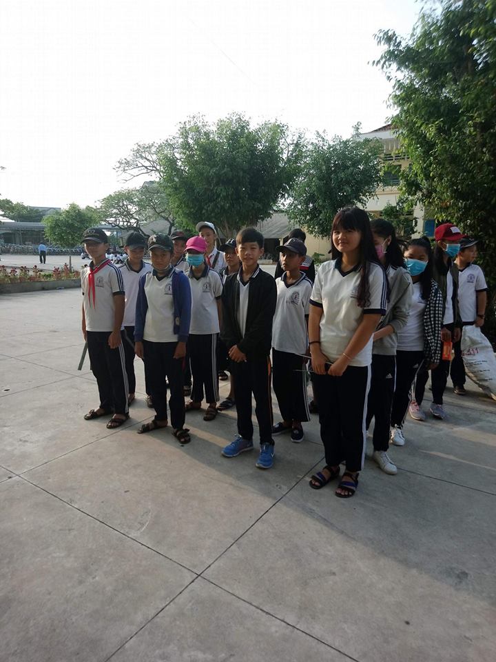 Học sinh trường THCS Thuận Thành ra quân dọn rác nhằm chào mừng ngày 26/03